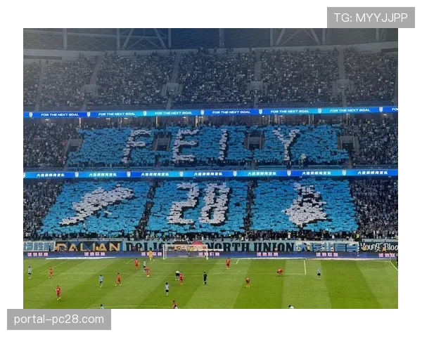 镜头:卢顿镇主场看台展示巨幅TIFO,纪念升级英超两周年