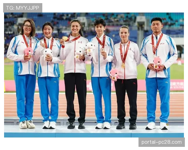 特写:颁奖仪式后,冠亚季军三人用手机自拍合影