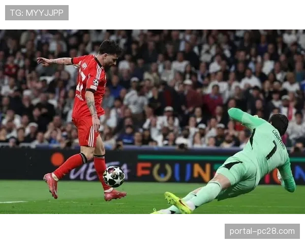 特写:布雷斯特后卫在角球防守中门线解围后的怒吼 特写:布雷斯特后卫在角球防守中门线解围后的怒吼