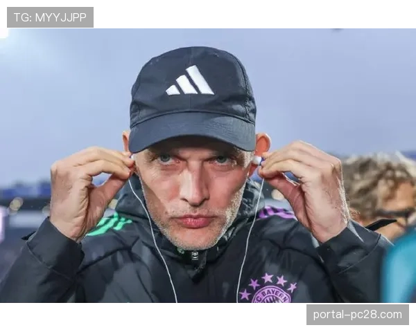 特写:图赫尔在教练席向第四官员激烈申诉 特写:图赫尔在教练席向第四官员激烈申诉